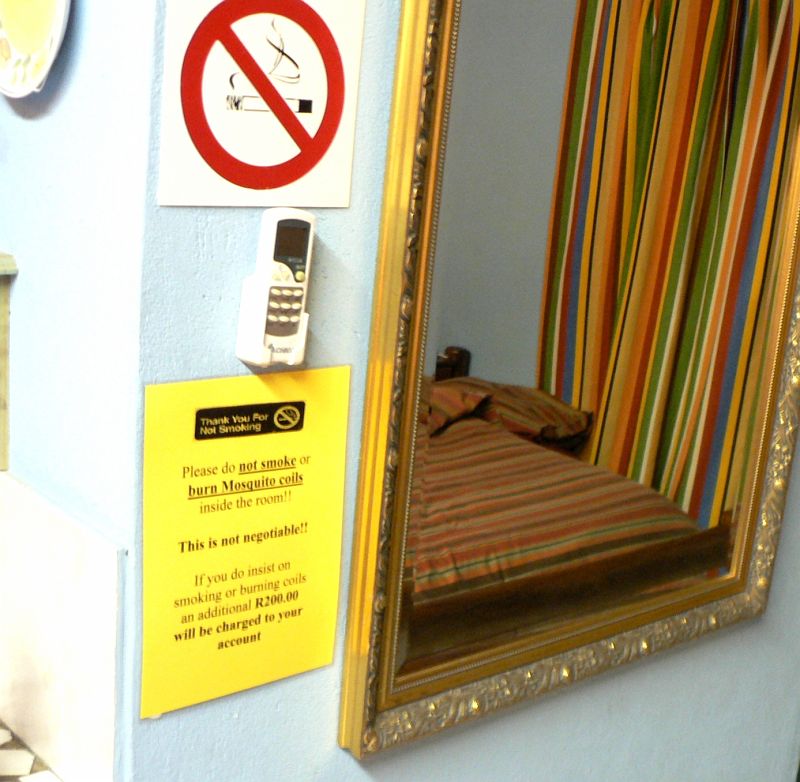 JAR 007.JPG - Ubytování bylo pohledné, navíc nás pobavili naprosto striktní zákazy tipu: "Nekuřte v pokoji!!! O tomto se nediskutuje!! Pokud ovšem trváte na kouření v pokoji, bude vám na váš účet připsán poplatek 200 randů." Stejně nešlo odnášet mýdlo, toaletní papír, poličky. O ničem nešlo diskutovat a u všeho byla připsaná částka, pokud bychom si to přece jen chtěli vzít.